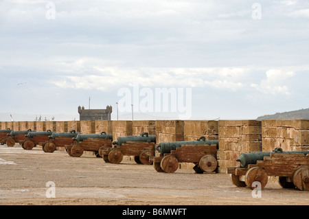 Alte Kanonen auf den Wällen von Essaouira, Marokko Stockfoto