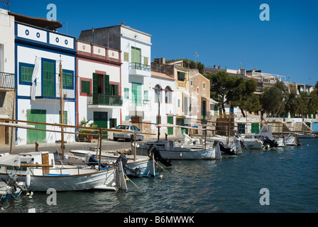 Häuser und Boote, Porto Colom, Mallorca Meer Stockfoto