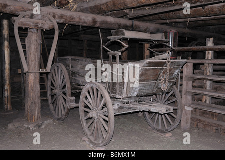 Innenansicht der Ställe der Hubbell Trading Post in Ganado, Arizona mit alten Wagen und andere historische Artefakte Stockfoto