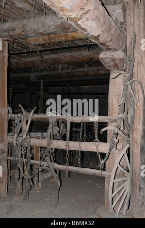 Innenansicht der Ställe der Hubbell Trading Post in Ganado, Arizona mit Wagenräder und andere historische Artefakte Stockfoto