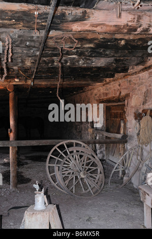 Innenansicht der Ställe der Hubbell Trading Post in Ganado, Arizona mit Wagenräder und andere historische Artefakte Stockfoto