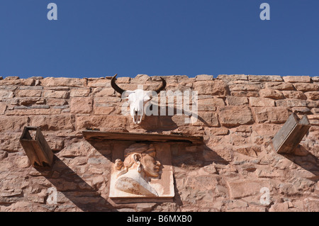 Außenansicht des Details über dem Haupteingang an der Hubbell Trading Post in Ganado, Arizona Stockfoto