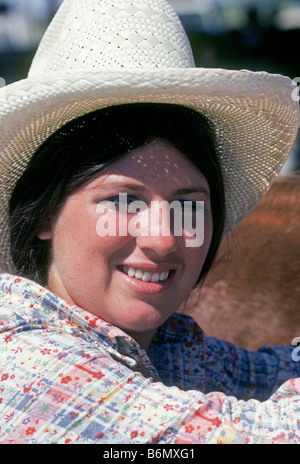 Roswell junge Cowgirl Cowboy Strohhut tragen pflegt ihr Pferd auf der Kirmes in Roswell, New Mexico Stockfoto