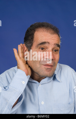 Mann mit der Hand hinter dem Ohr zuhört Stockfoto