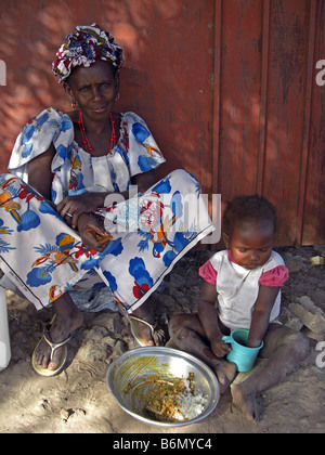 Mutter und Kind Essen in Gambia, Westafrika, Stockfoto