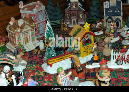 In der Nähe des Miniatur Keramik Menschen und Gebäude Figuren in einem weihnachten urlaub Szene Stockfoto