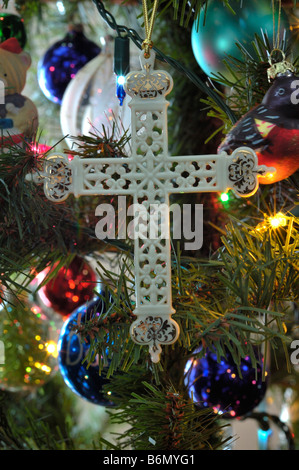 Nahaufnahme der Weihnachtsbaum geschmückt mit einem Kreuz, Leuchten und Lampen Stockfoto