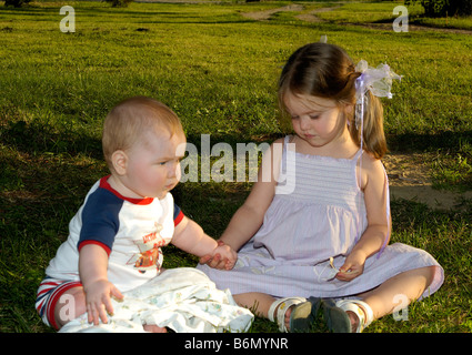 Kleinen Bruder und Schwester, die Hand in Hand Stockfoto