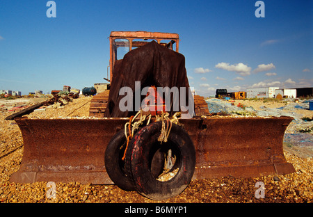 Bulldozer auf Dungeness Strand Kent England Großbritannien Stockfoto