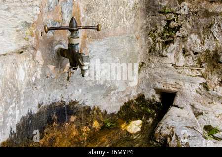 Alten Wasserhahn an der Wand Dorf der spanischen Pyrenäen Stockfoto