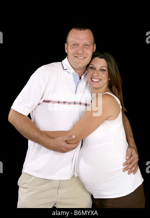 Glücklich lächelnd schwanger paar auf schwarzem Hintergrund Stockfoto
