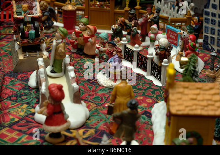 In der Nähe des Miniatur Keramik Menschen Figuren in einem weihnachten urlaub Szene Stockfoto