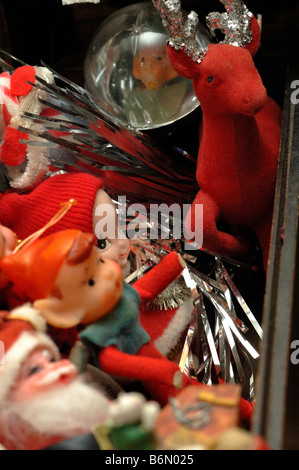 In der Nähe des Miniatur Keramik elf und Rentier Weihnachten figuren in einer Szene Stockfoto