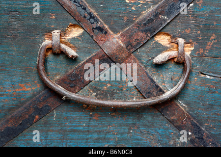 Der Griff der alten rostigen Holzkiste Stockfoto