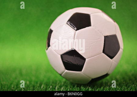 Fußball auf einem Rasen Stockfoto