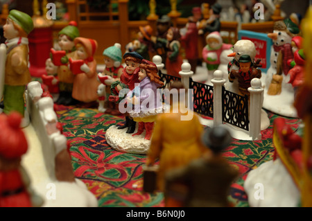 In der Nähe des Miniatur Keramik Menschen Figuren in einem weihnachten urlaub Szene Stockfoto