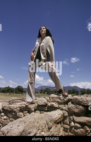 Ein junges Model Modelle Baumwoll-Kleidung, die von Pueblo-Indianer während einem Mode-Shooting in Puye Cliffs, New Mexico. Stockfoto