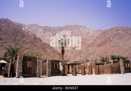 Ferienort am Fuße des Gebirges Musandam eingebettet. Zighy Bay, Dibba, Musandam. Sultanat von Oman. Stockfoto