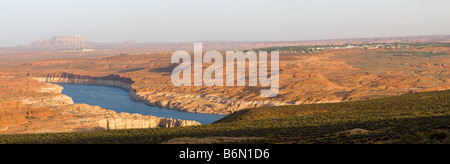 Dunst über Page, Arizona, dem Gelände des Glen Canyon dam und ein Kohlekraftwerk. Stockfoto