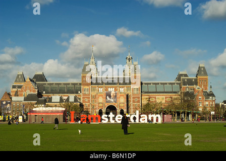 Die Buchstaben Amsterdam vor dem Rijksmuseum in Amsterdam Niederlande Stockfoto