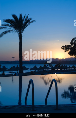 Sonnenuntergang und Schwimmbad in Sharm el Sheikh Ägypten Stockfoto