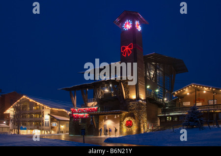 Neue Straßenbahn bauen, Grundfläche Straßenbahn Gebäude in der Dämmerung, Jackson Hole Mountain Resort, Teton Village, Wyoming. Stockfoto