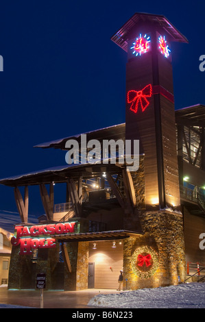 Neue Straßenbahn bauen, Grundfläche Straßenbahn Gebäude in der Dämmerung, Jackson Hole Mountain Resort, Teton Village, Wyoming. Stockfoto