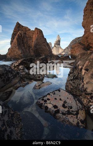 Wilde Küste am Strand von Ursa. Stockfoto