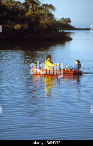 Paar Zeile über See in aufgeblasenen Schlauchboot. Stockfoto