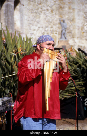 Mann in traditioneller Tracht spielt Panflöte an der Mission San Juan Capistrano, Kalifornien Stockfoto