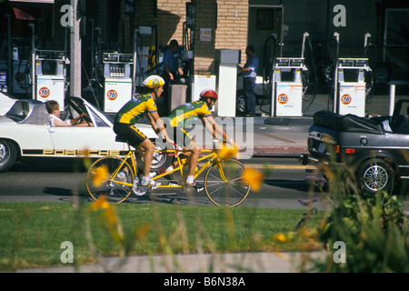 Zwei Männer Fahrrad Tandem im Straßenverkehr. Stockfoto