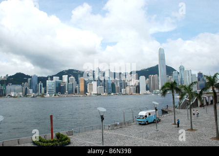 Blick auf die Skyline von Hong Kong von Tsim Sha Tsui Stockfoto