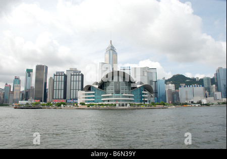 Ansicht von Wan Chai Wolkenkratzer mit der Vorderansicht des Hong Kong Convention and Exhibition Centre Stockfoto