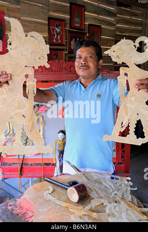 Javanesische Leute halten ein Wayang Kulit aus Yogyakarta, Indonesien Stockfoto