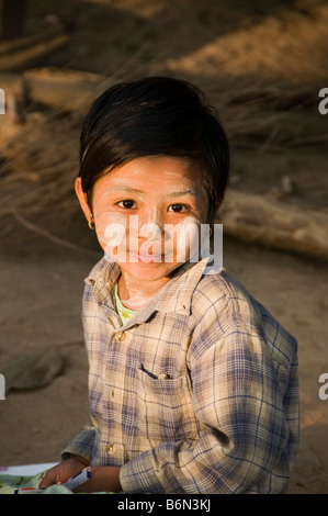 Burmesische Karen Mädchen lächelnd im morgendlichen Sonnenlicht in Nordthailand Stockfoto