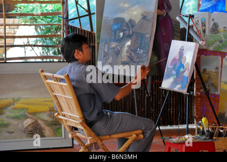 Vietnamesischer Maler bei der Arbeit in der Galerie Stadt von Cai Be, Mekong-Delta, Vietnam Stockfoto