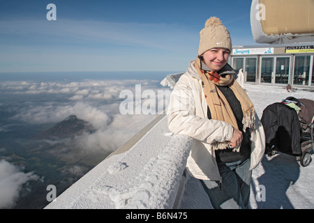 Junge Frau auf die Oberseite Berg Säntis (2502 m), Kanton Appenzell Innerrhoden, Schweiz Stockfoto