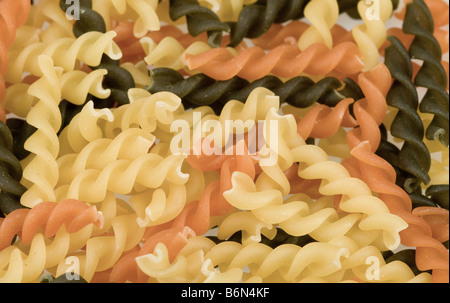 Nahaufnahme von Fusilli Tricolore Nudeln für Hintergründe Stockfoto