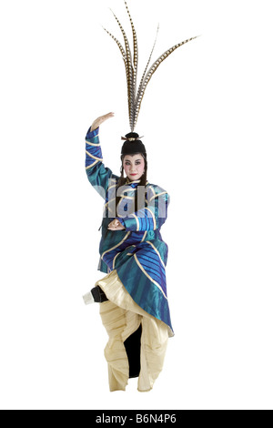 Reifer Mann tragen traditionelle Kleidung und Kopfbedeckung eine Geste Stockfoto