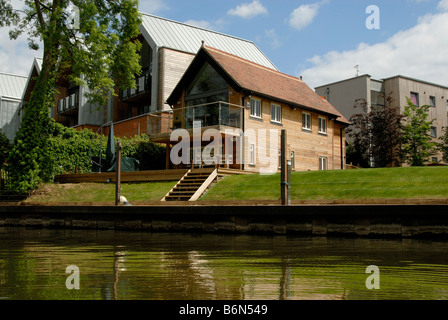 Moderne am Flussufer Entwicklung: neue Häuser (2008) spiegelt sich in der Themse mit privaten Anlegemöglichkeiten, Weybridge, Surrey Stockfoto