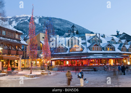 Whistler Village in der Dämmerung im winter Stockfoto