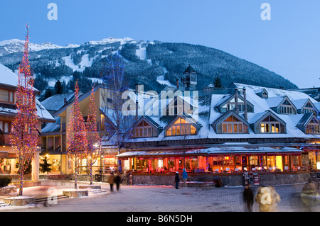 Whistler Village in der Dämmerung im winter Stockfoto