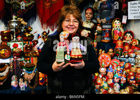 Paris Frankreich, Weihnachtseinkäufe, Russische Frau, die Matriochka-Puppen im traditionellen Straßenverkäufer verkauft, pariser weihnachtsdekoration Stockfoto