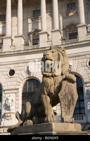 Löwenstatue durch die Hofburg in Wien Österreich Stockfoto