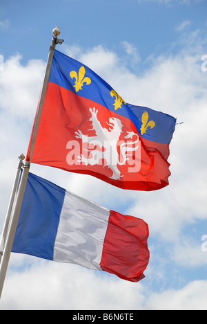 Die Stadt Lyon Flagge fliegt neben der Nationalflagge Frankreichs (Tricolore) in Lyon, Frankreich Stockfoto