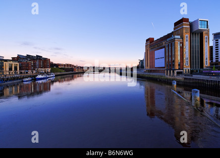 Blick nach Osten am Fluss Tyne von Millennium Bridge in Richtung Newcastle Quayside und Baltischen Zentrum für Zeitgenössische Kunst Gateshead Stockfoto