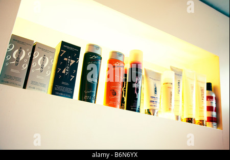 Haar-Produkte auf eine Vitrine in einem Friseursalon. Stockfoto