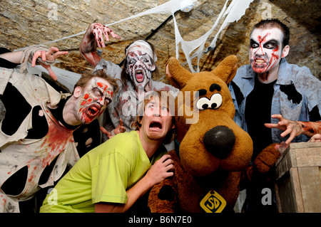 Scooby-Doo posiert mit Zombies im The London Tombs Stockfoto