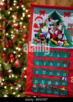 Einen Adventskalender vor einem Weihnachtsbaum Stockfoto