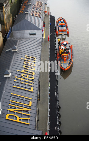 RNLI royal national Lifeboat Institution Rettungsschwimmer Station Andocken Fluss Themse in London England uk Festrumpfschlauchboot schmutzig Stockfoto